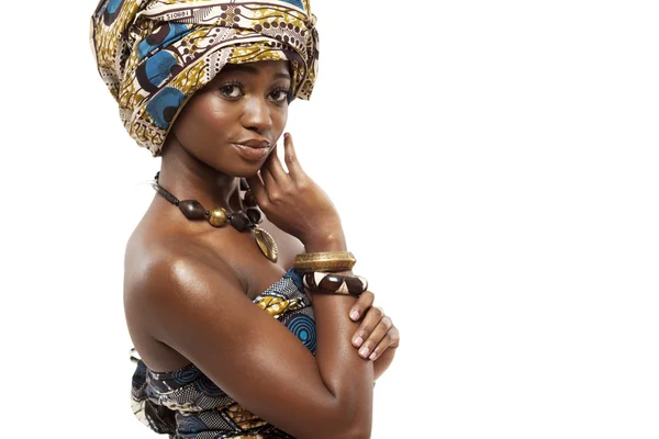 Modelo de moda africana bonita em vestido tradicional . — Fotografia de Stock