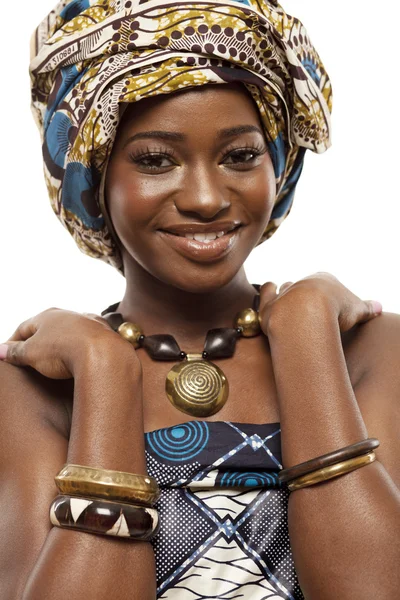 Piękna modelka Afryki w tradycyjnych strojach. — Zdjęcie stockowe