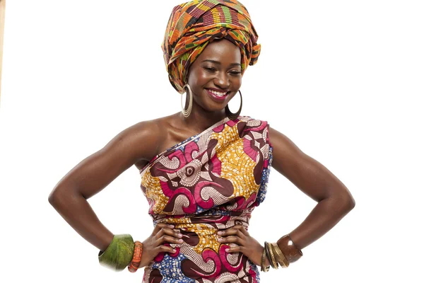 Piękna modelka Afryki w tradycyjnych strojach. — Zdjęcie stockowe
