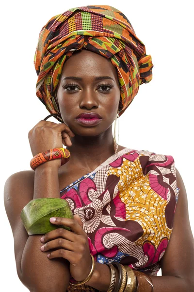 Hermosa modelo de moda africana en vestido tradicional . — Foto de Stock