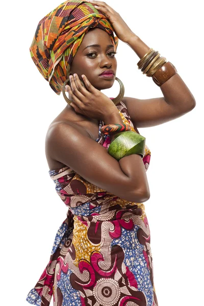 Magnifique mannequin africain en robe traditionnelle . — Photo