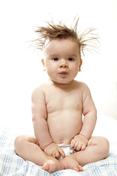 Litte menino com cabelo muito longo . — Fotografia de Stock