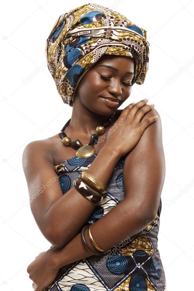 Modelo de moda africana bonita em trajes tradicionais — Fotografias de