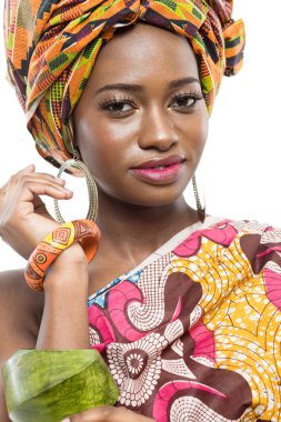 Afrika moda model beyaz arka plan üzerinde.