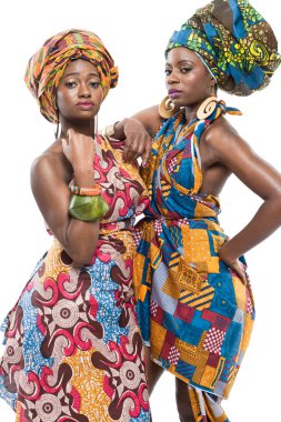 Beyaz arka plan üzerinde iki Afrika moda modelleri.