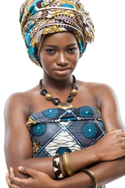Afrika moda model beyaz arka plan üzerinde.