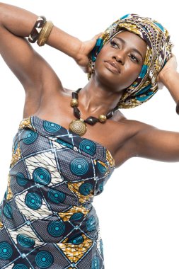 Afrika moda model beyaz arka plan üzerinde.