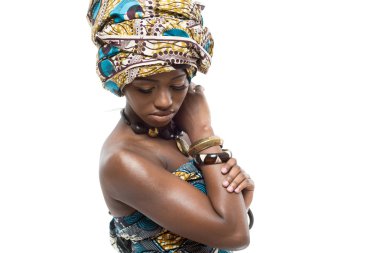Afrika moda model beyaz arka plan üzerinde.