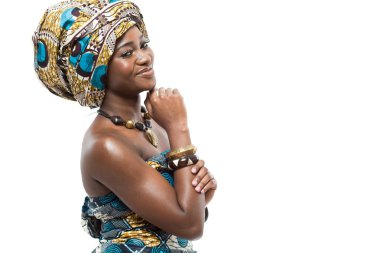 Afrika moda model beyaz arka plan üzerinde.