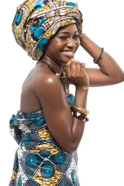 Afrika moda model beyaz arka plan üzerinde.