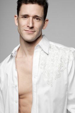 Gri Beyaz tişörtlü yakışıklı adam.