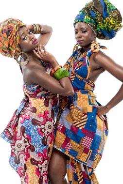 İki genç Afrika moda modelleri.