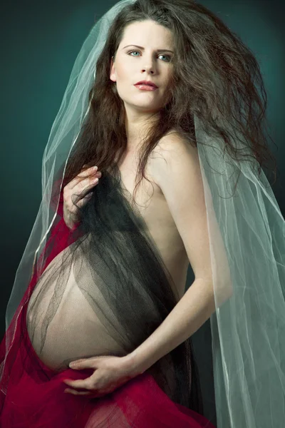 長い巻き毛の美しい妊婦. — ストック写真