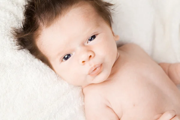 Lindo bebé con cabello oscuro . —  Fotos de Stock