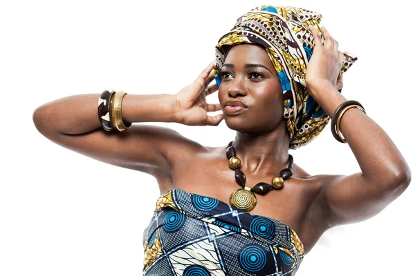 Atractiva joven modelo de moda africana . — Foto de Stock