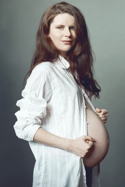 Expecting mother with long dark hair. — Stock Photo, Image