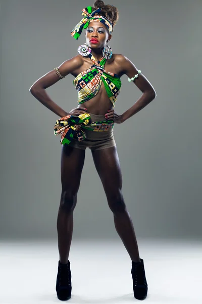 Jovem modelo de moda afro-americano . — Fotografia de Stock