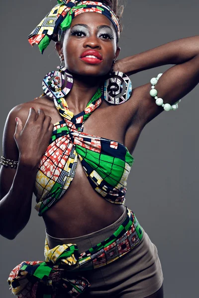 Modèle de mode afro-américain . — Photo