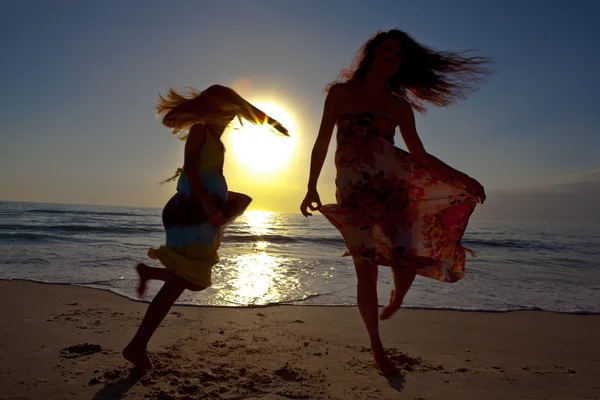 Anya és lánya tánc gyönyörű strandon. — Stock Fotó