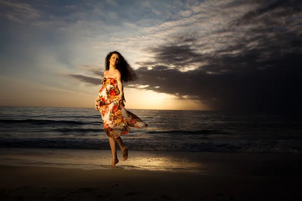 Gravid kvinna dansar på den vackra stranden. — Stockfoto