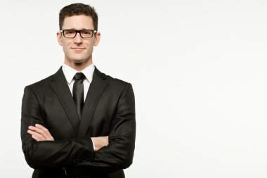 Beyaz üzerine siyah elbiseli işadamı.