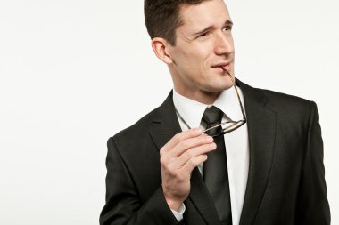 Beyaz üzerine siyah elbiseli işadamı.