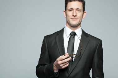 siyah elbiseli yakışıklı işadamı.