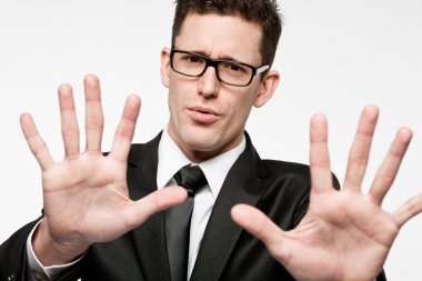 İşadamı siyah elbiseli 