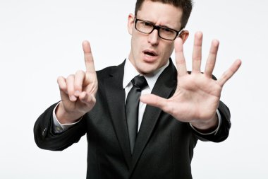 İşadamı siyah elbiseli 