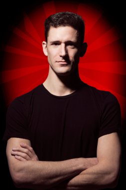 Siyah t-shirt gri arka plan üzerinde poz içinde adam.