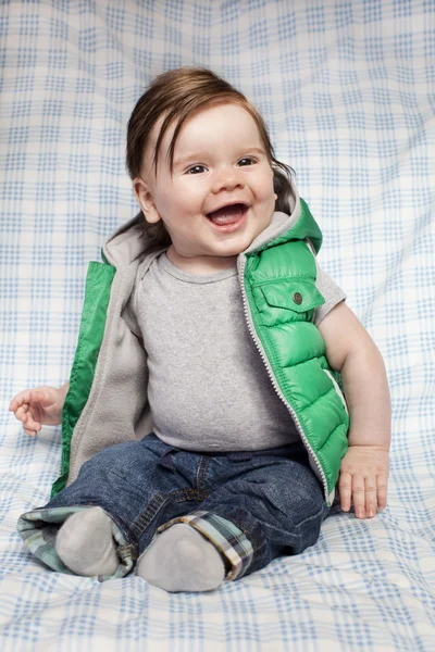 Niño pequeño con el pelo largo y una gran sonrisa . —  Fotos de Stock