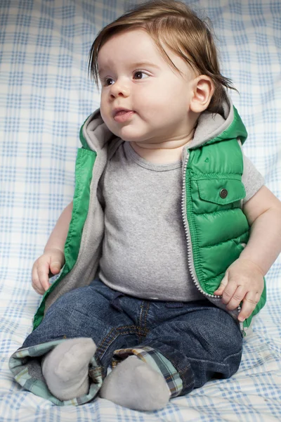 Menino com cabelo comprido e grande sorriso . — Fotografia de Stock