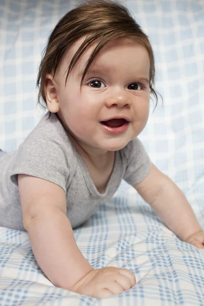 Niño pequeño con el pelo largo y una gran sonrisa . —  Fotos de Stock