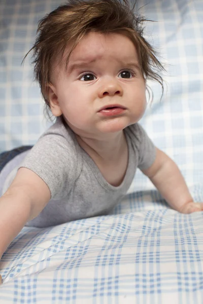 Niño pequeño con el pelo largo y una gran sonrisa . —  Fotos de Stock