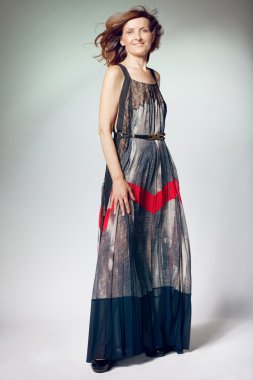 Uzun elbiseli mutlu orta yaşlı kadın.