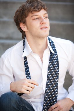 Beyaz gömlekli yakışıklı delikanlı.