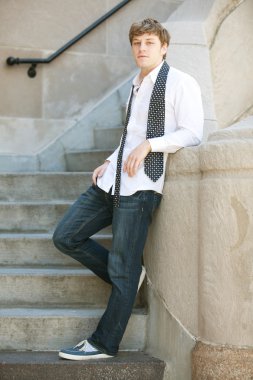 Beyaz gömlekli yakışıklı delikanlı.