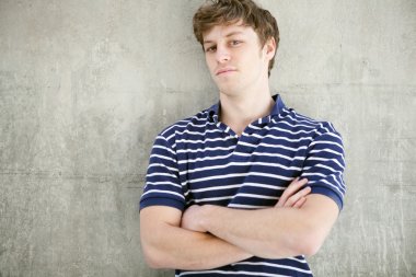 Yakışıklı delikanlı polo gömlek.