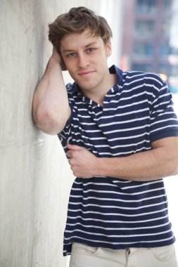 Yakışıklı delikanlı polo gömlek.