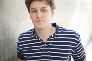 Yakışıklı delikanlı polo gömlek.