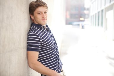 Yakışıklı delikanlı polo gömlek.