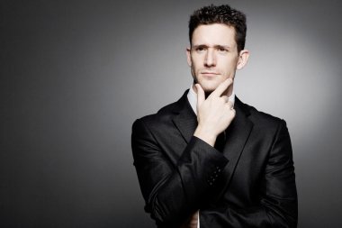 genç yakışıklı işadamı.