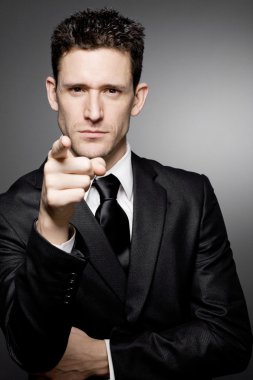 siyah elbiseli patron.