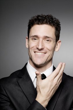 Genç yakışıklı mutlu işadamı.