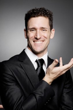 Genç yakışıklı mutlu işadamı.