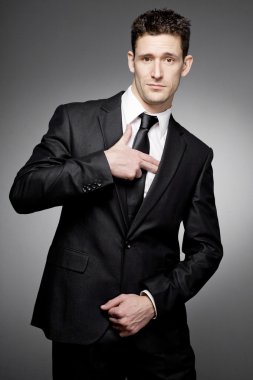 İşadamı siyah elbiseli silah jest yapma.