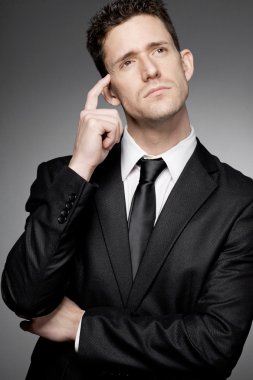 Yakışıklı iş adamı beyaz gömlek ve siyah takım elbise.