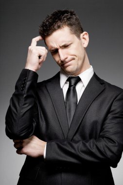 Yakışıklı iş adamı beyaz gömlek ve siyah takım elbise.