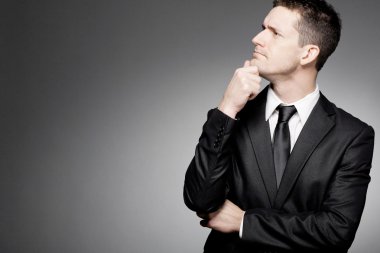 Yakışıklı iş adamı beyaz gömlek ve siyah takım elbise.