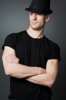 Siyah t-shirt genç yakışıklı adam.